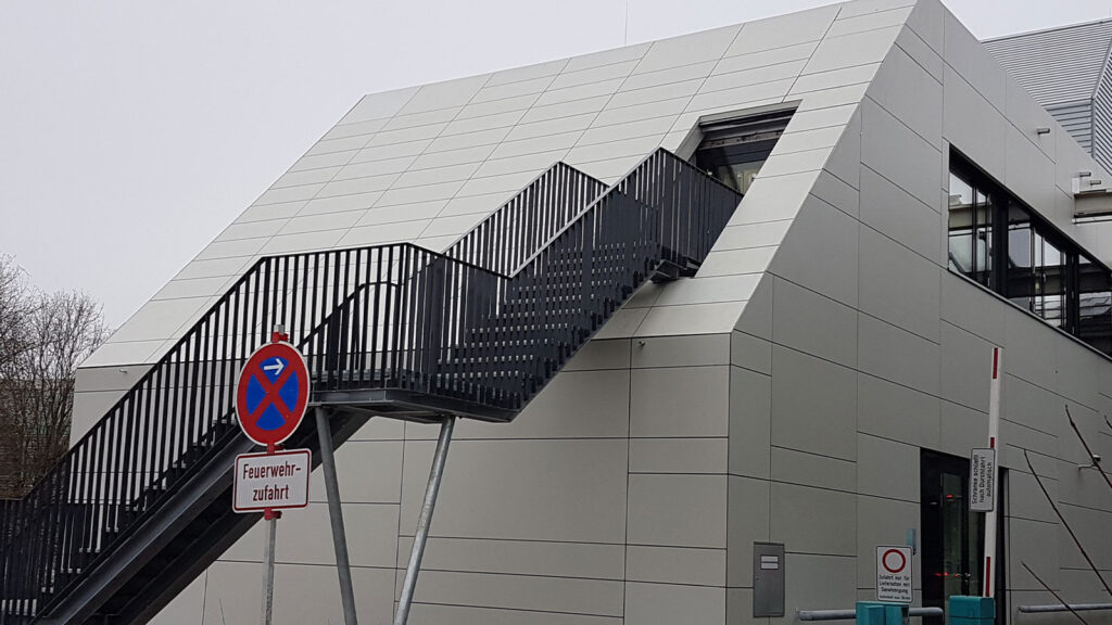 HPL- und Faserzementfassaden "Neue Apotheke Uni-Klinikum" TÜ (2021)
