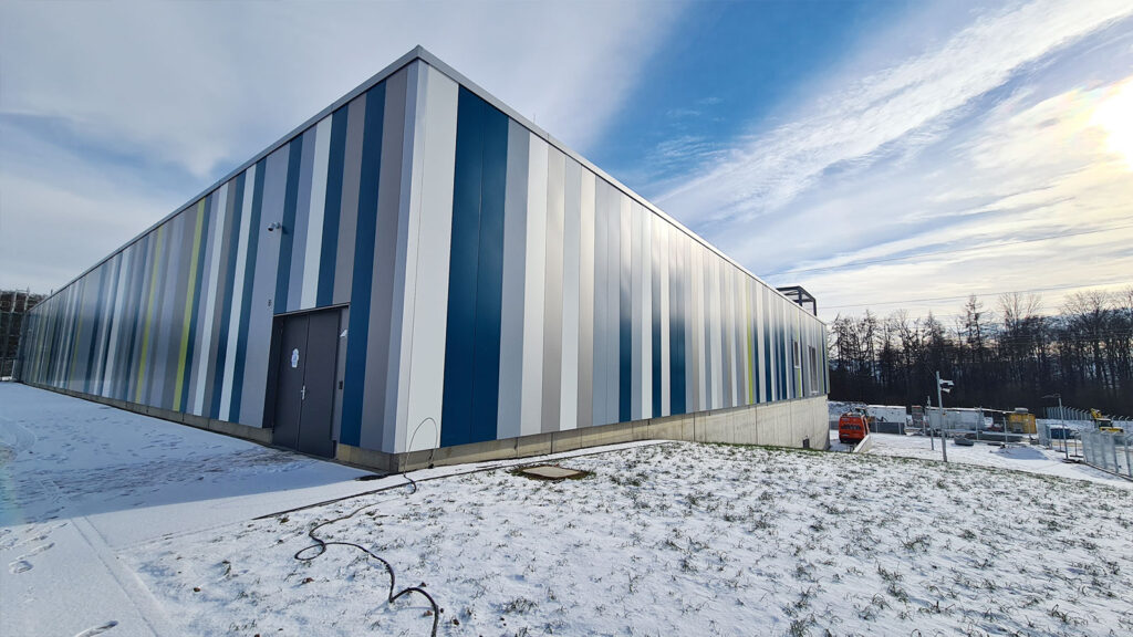 Paneelfassade Ebersbach TransnetBW (2024)